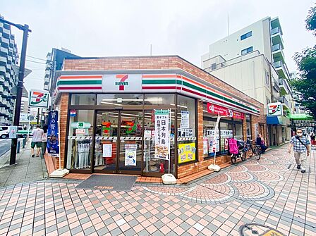セブンイレブン横浜伊勢佐木町7丁目店　56m　近くにあるとちょっとした買い物にも便利ですね。 