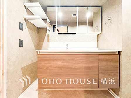 収納たっぷりの洗面台。毎朝身支度で活躍するスペースです。