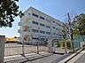 周辺：横浜市立小菅ケ谷小学校　400m　徒歩6分。小学校が近いのは子育てファミリーにもおすすめのポイントです。 