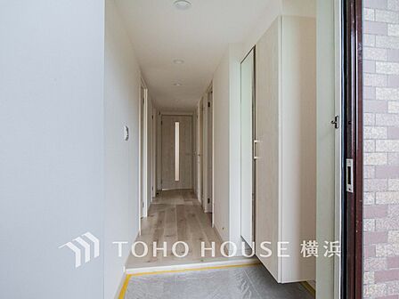 上質感漂う玄関と廊下。居住者の帰り、訪れる方を優しく迎えてくれます。