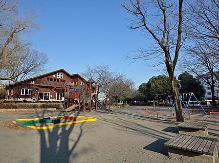 神大寺中央公園 1000m ログハウスもあり、体を使って思いっきり遊べます。遊びを通して想像力や協調性を育みます。