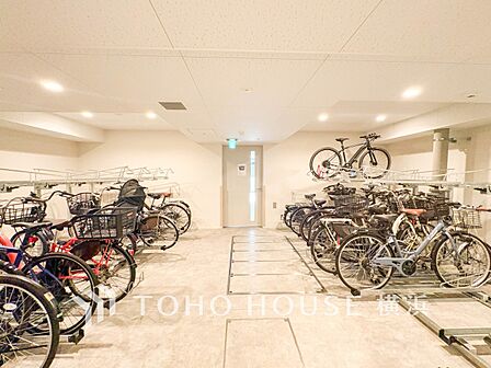 屋内式の駐輪スペースは、雨風から大事な愛車を守ってくれます。
