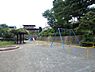 周辺：鴨居公園　300m　鴨居杉山神社に隣接しており緑豊かで自然のパワーを感じることができます。春には桜が見事な公園。 