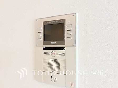 誰が来てもわかる様にモニター付きインターホンを設置。快適と安らぎを合わせた優しい設計。 