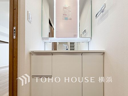 収納たっぷりの洗面台。毎朝身支度で活躍するスペースです。