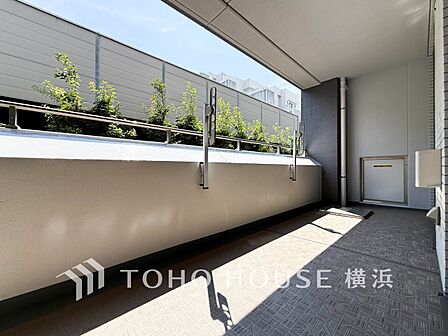 太陽の恵みをたっぷりと受けて、洗濯物も気持ちよく干せそうです。