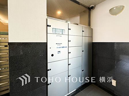 普段留守がちなご家族にも安心な宅配ボックスを完備。再配達を頼む手間を省ける嬉しい設備です。