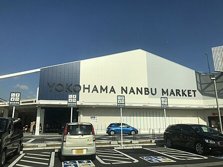 BRANCH横浜南部市場　700m　食品スーパーや飲食店・物販、カフェなどを含めた15店舗が出店しています。 