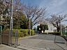 周辺：横浜市立秋葉小学校　1000m　徒歩13分。小学校が近いのは子育てファミリーにもおすすめのポイント。 