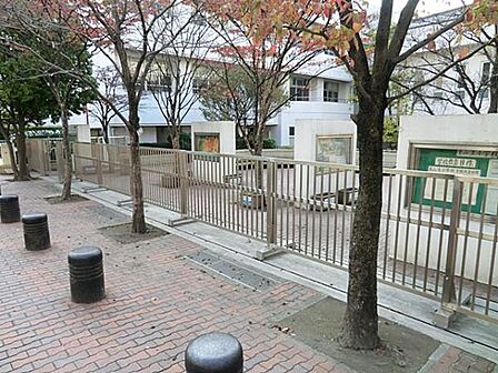 横浜市立東品濃小学校 300m 徒歩4分。小学校が近いのは子育てファミリーにもおすすめのポイント。
