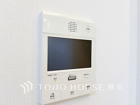 誰が来てもわかる様にモニター付きインターホンを設置。快適と安らぎを合わせた優しい設計。 