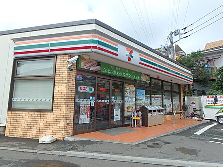 セブン-イレブン 横浜北寺尾7丁目店　500m　近くにあるとちょっとした買い物にも便利ですね。 