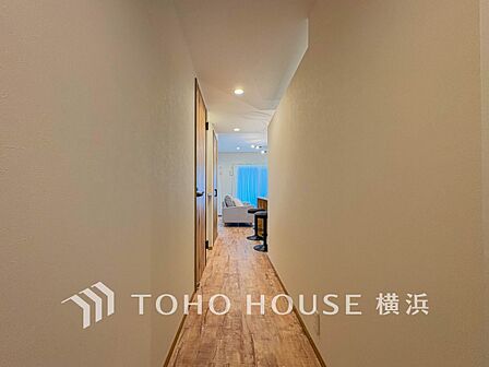 清潔感漂う廊下。各お部屋をつなぐ主要空間として美しく存在しています。