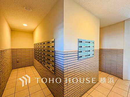 郵便物はこちらからお取りいただけます。共用部分も機能的な上、デザインが統一されています。