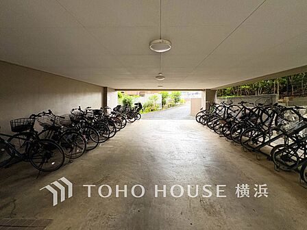 屋内式の駐輪スペースは、雨風から大事な愛車を守ってくれます。
