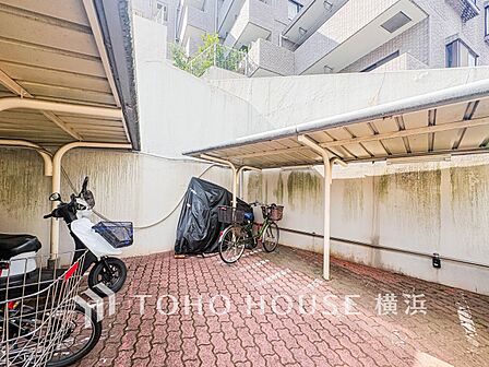 屋根付きの駐輪スペースは、雨風から大事な愛車を守ってくれます。