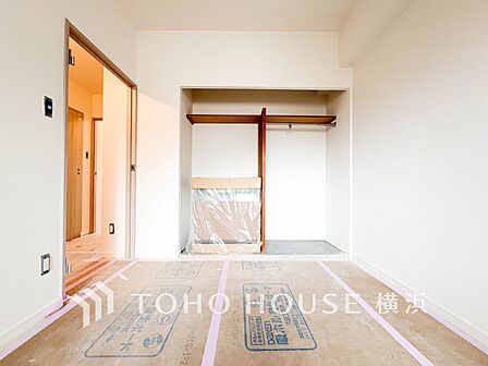 一日の疲れをいやしてくれる寝室。時を忘れて過ごす場所として過ごせるお部屋。