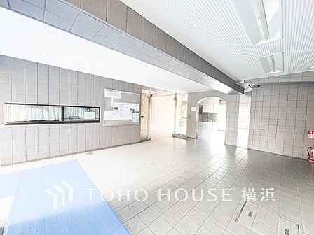 心地よい光と風があふれたエントランス。清潔感があり、行き届いた管理体制がうかがえます。