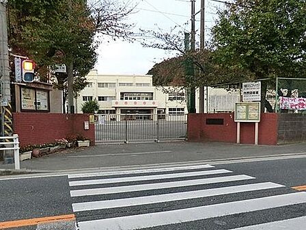 横浜市立大道小学校　350m　徒歩5分。小学校が近いのは子育てファミリーにもおすすめのポイントです。 