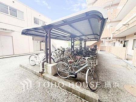 屋根付きの駐輪スペースは、雨風から大事な愛車を守ってくれます。