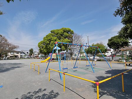 美晴台公園　290m　元気に走り回れる広い広場とお子様が楽しめる遊具のある公園。桜がきれいで地元の方のお花見スポットです。 