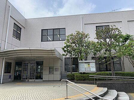 横浜市港南図書館　750m　各種講座やおはなし会などが開催。お子様と一緒に楽しいひと時を過ごしたり、一人でゆっくり読書をしたり。 