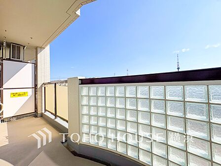 太陽の恵みをたっぷりと受けて、洗濯物も気持ちよく干せそうです。