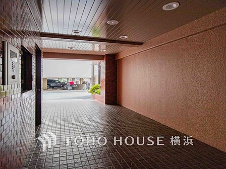 外と内をつなぐエントランスロビーは、格調ある雰囲気を漂わせた上質な空間。