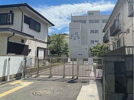 横浜市立師岡小学校 550m 徒歩8分。小学校が近いのは子育てファミリーにもおすすめのポイント。