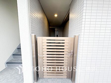 戸建感覚を味わえる玄関ポーチ付。