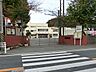 周辺：横浜市立大道小学校　800m　徒歩10分。小学校が近いのは子育てファミリーにもおすすめのポイントです。 