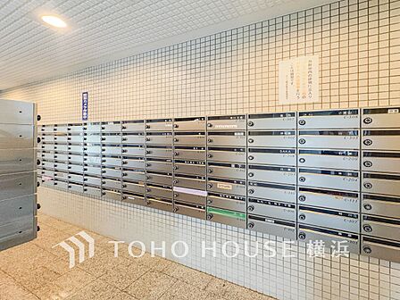 郵便物はこちらからお取りいただけます。共用部分も機能的な上、デザインが統一されています。