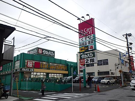 Fit Care DEPOT富岡西店 1300m 薬・化粧品だけではなく、食品や雑貨等もそろっており、日常の買い物がスピーディーにできる品揃えです。