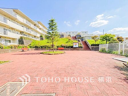 植栽の位置や開放的なエクステリアも含めて美しくトータルにデザインされております。