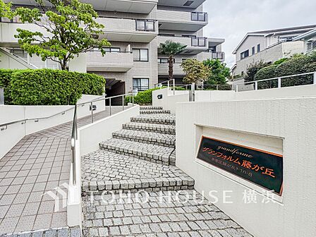 マンション名のエンブレムもこだわりのデザイン。