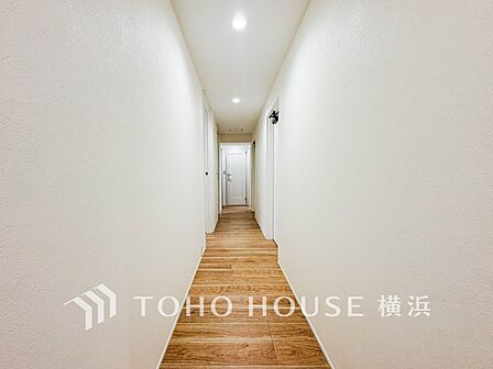 清潔感漂う廊下。各お部屋をつなぐ主要空間として美しく存在しています。
