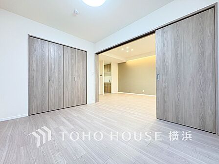 一日の疲れをいやしてくれる寝室。時を忘れて過ごす場所として過ごせるお部屋。