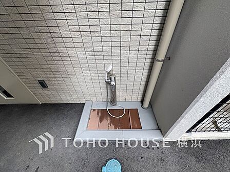 【ペット足洗い場】 散歩に行ったり、外遊びをしたときにペットの足を洗ったり出来るスペースです。