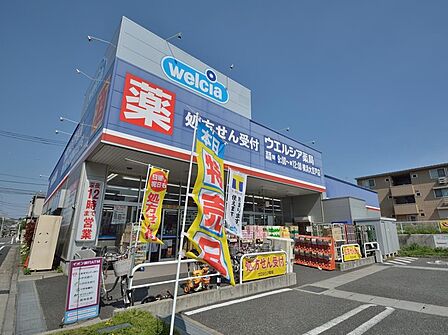 ウエルシア横浜大豆戸店 500m 24時間営業のドラッグストア。薬屋に食品、日用品の品揃えも豊富。深夜も営業しているので心強いですね。