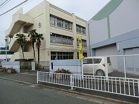 横浜市立中川中学校 650m 徒歩10分。部活などで帰りが遅くなっても安心の距離です。
