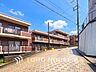 外観：小中学校が徒歩10分圏内、公園、総合病院も近く子育てに安心の住環境。