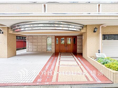 お住まいの顔となる玄関。住まう方のプライドを満たすクオリティを備えています。 