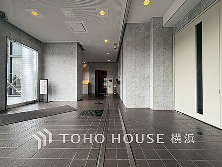 住まう誇らしさと安心感を演出する落ち着いた雰囲気のエントランス。