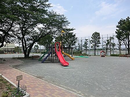瀬戸ヶ谷町公園 100m 遊具広場やボール広場は広々、走り回ったり体を動かすのにいい公園です。