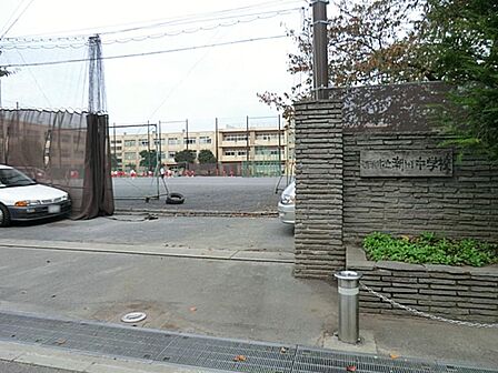 横浜市立潮田中学校 1400m 徒歩18分。中学生の体力づくりにはぴったりの距離かもしれませんね。