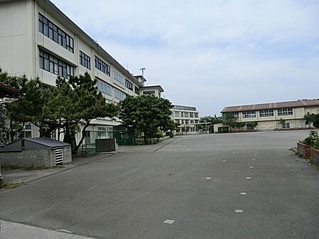 川崎市立四谷小学校 400m 徒歩5分。小学校が近いのは子育てファミリーにもおすすめのポイント。
