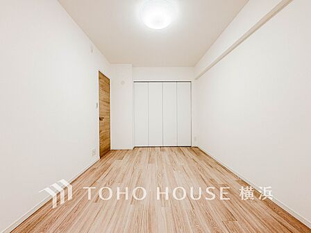 一日の疲れをいやしてくれる寝室。時を忘れて過ごす場所として過ごせるお部屋。