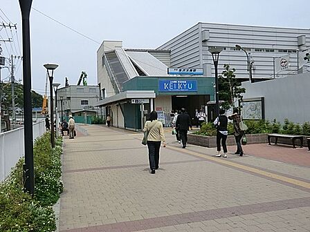 京浜急行線「金沢文庫」駅 800m 快特・特急・エアポート急行の停車駅で、通勤、通学、羽田空港の利用にも便利な駅です。