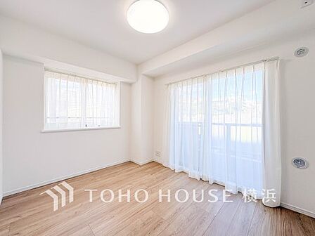 一日の疲れをいやしてくれる寝室。時を忘れて過ごす場所として過ごせるお部屋。