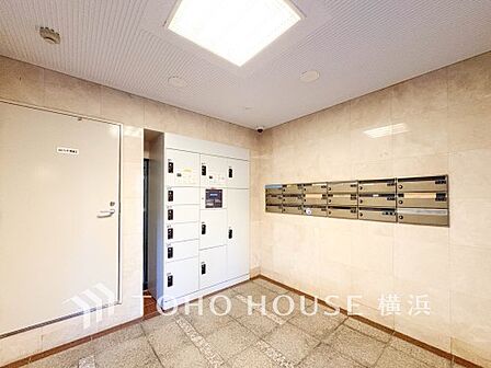 郵便物はこちらからお取りいただけます。共用部分も機能的な上、デザインが統一されています。